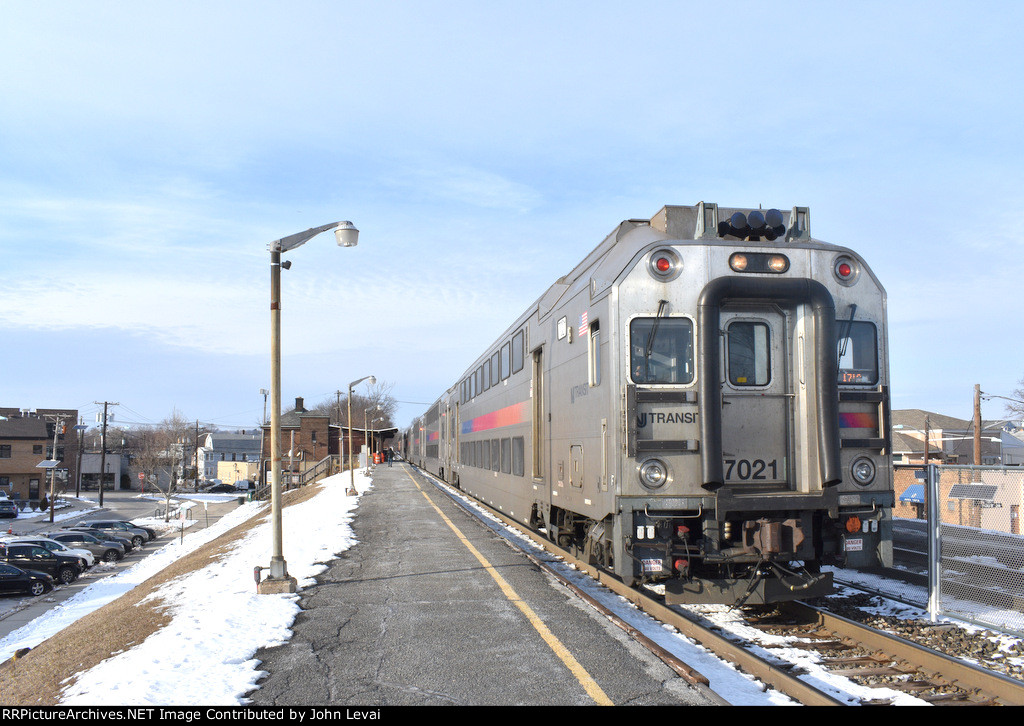 NJT Train # 1718 getting ready to depart Lyndhurst Sta 